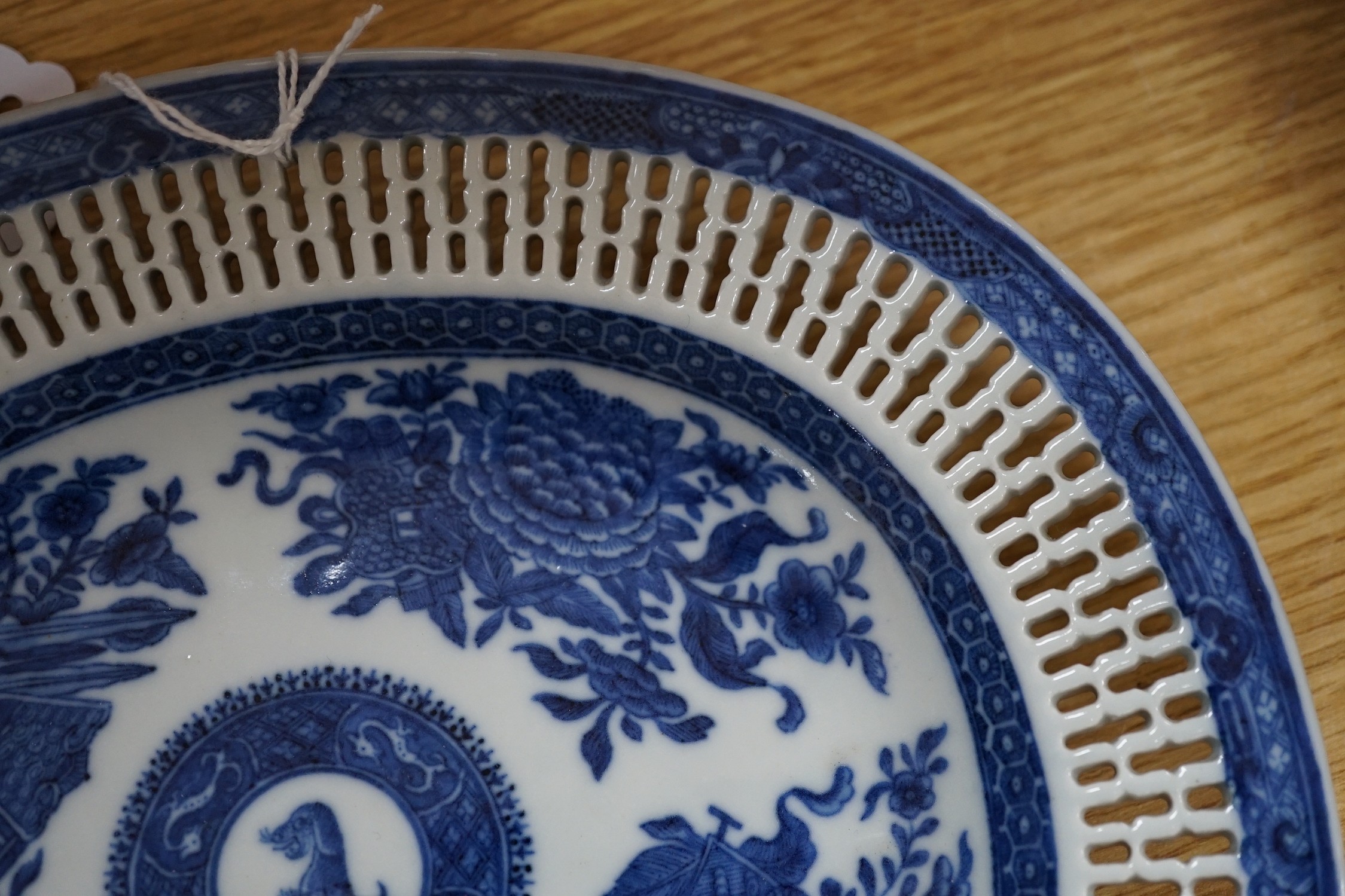 A Chinese crested blue and white stand, Qianlong period, 23.5cms wide